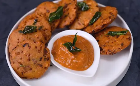 Drained maddur vade served hot with chutney on a plate