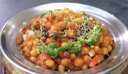 Step 7: serving and enjoying Ghugni Chaat