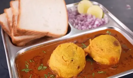 Step 7: Serving Kat Vada with spicy gravy, onions, and bread slices