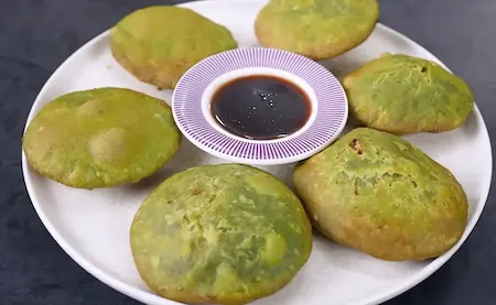 Step 6: serving hot Aloo Pyaaz Aur Palak Kachori with chutney