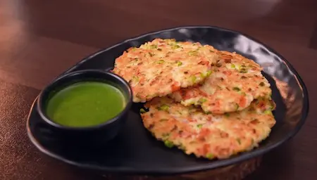 Step 7: Serving crispy poha snack hot with green chutney for Easy 10-Minute Poha Snack