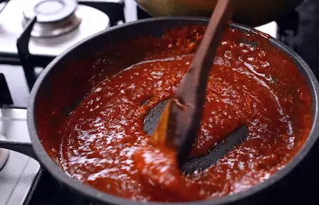Making Schezwan chutney