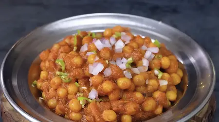 Step 6: assembling toppings for Ghugni Chaat