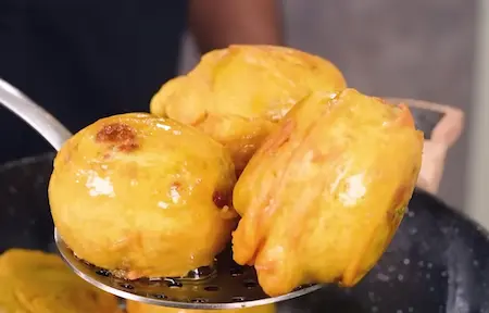 Step 6: Frying crispy golden potato vadas for Kat Vada