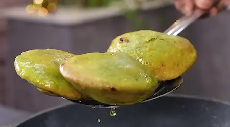 Step 5: frying Aloo Pyaaz Aur Palak Kachori until golden brown