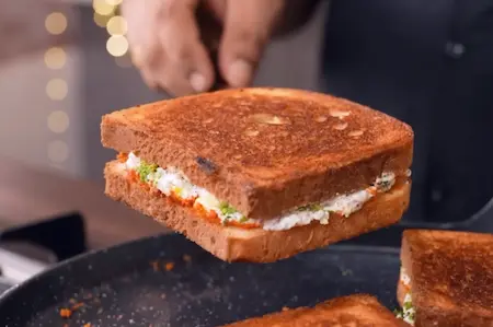 Step 6: toasting Crispy Dahi Sandwich Recipe on tawa