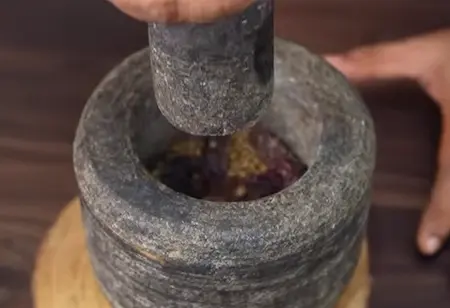 Step 2: pounded masala for Gajar Matar Ki Sabji