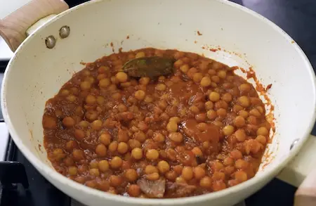 Step 5: mixing boiled peas with masala for Ghugni Chaat