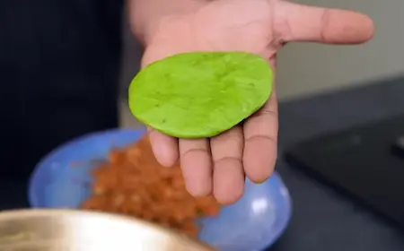 Step 4: shaping and stuffing Aloo Pyaaz Aur Palak Kachori