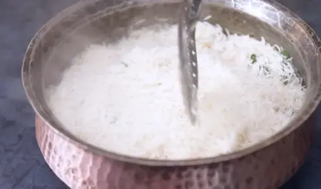 Layering rice and toppings over the mushroom mixture