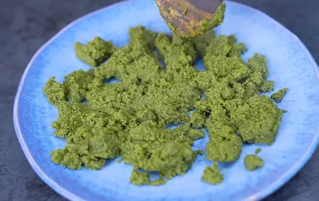 Cooking spinach and semolina mix for kofta outer layer