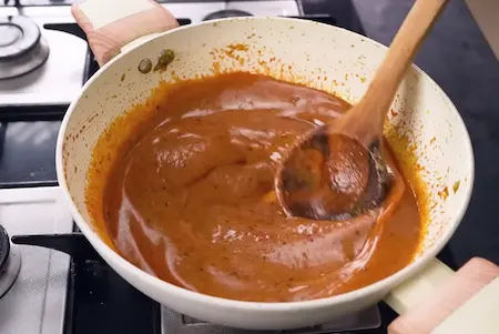 Step 5: Preparing spicy Kolhapuri kat gravy for Kat Vada