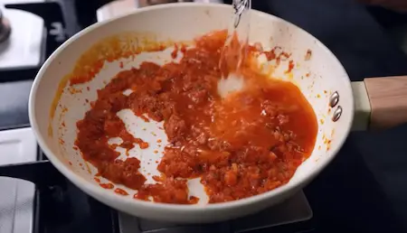 Light tomato curry gravy seasoned with salt and fresh black pepper for Aloo Kali Mirch