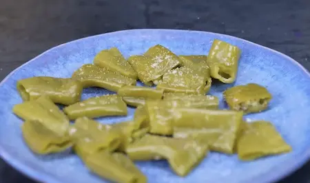 Slicing and deseeding chillies for jalapeño cheese poppers