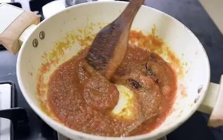 Step 3: cooking onion and tomato masala for Ghugni Chaat