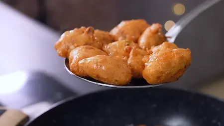 Step 3: Deep frying moong dal pakodas