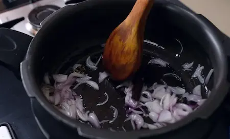 Tempering stone flower, star anise, and cinnamon in hot oil for Empty Salna base