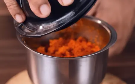 Preparing coconut garlic dry chutney for Crispy Dahi Sandwich Recipe