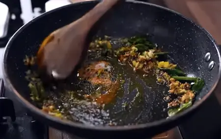Step 1: preparing garlic chilli base for Bombay Bread Pattice Recipe
