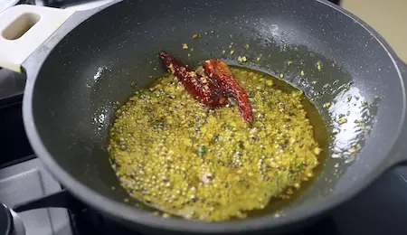 Step 4: tempering mustard oil with spices for Methi Palak Ka Kapa
